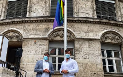 Hissung der Regenbogenflagge bei Justizsenator Dirk Behrendt